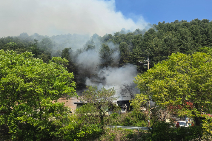 27일 오전 10시 15분쯤 강원 춘천시 서면 서상리에서 산불이 나 1시간 30분 만에 진화됐다. 강원도산불방지센터 제공