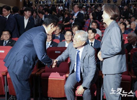 문재인 전 대통령이 27일 국회 의원회관에서 열린 4.27 판문점선언 8주년 기념식에서 정청래 더불어민주당 대표와 인사하고 있다.