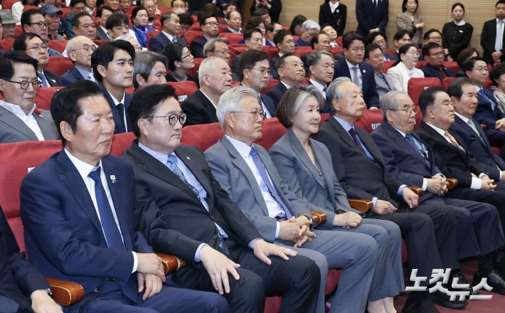 문재인 전 대통령 내외와 우원식 국회의장 등 참석자들이 27일 국회 의원회관에서 열린 4.27 판문점선언 8주년 기념식에서 홍익표 대통령비서실 정무수석비서관이 대독한 이재명 대통령 축사를 듣고 있다.