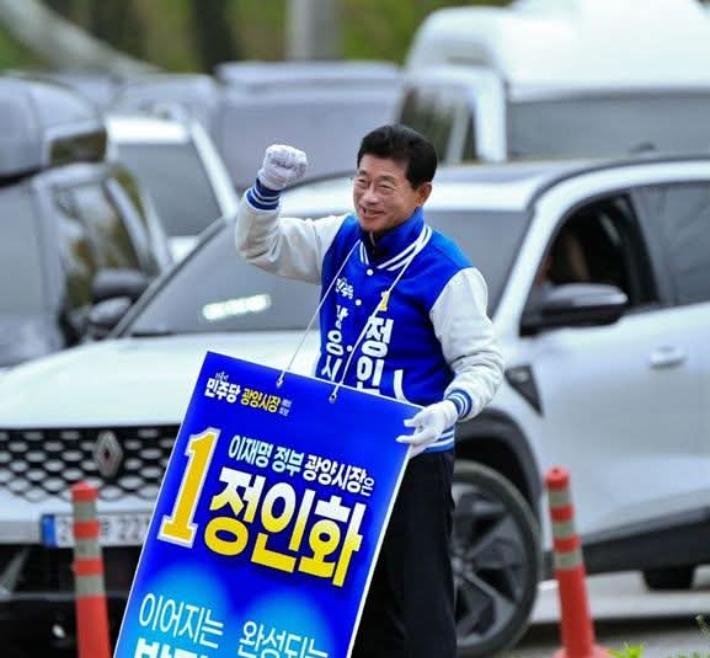 유권자들에게 인사를 건네는 정인화 후보. 후보 제공 