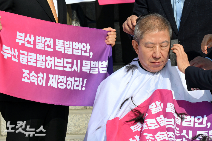 박형준 부산시장이 서울 여의도 국회 본관 앞에서 '부산 글로벌허브도시 조성에 관한 특별법안' 제정을 촉구하며 삭발하고 있다. 윤창원 기자