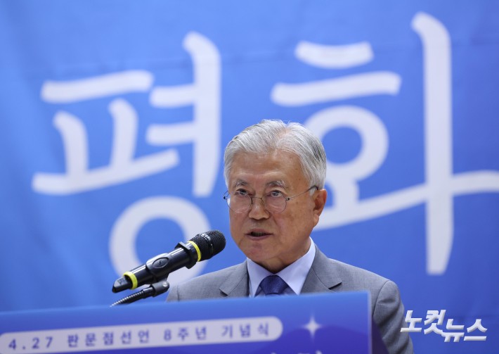 문재인 전 대통령이 27일 서울 여의도 국회에서 열린 판문점 선언 8주년 기념식에서 기념사를 하고 있다.