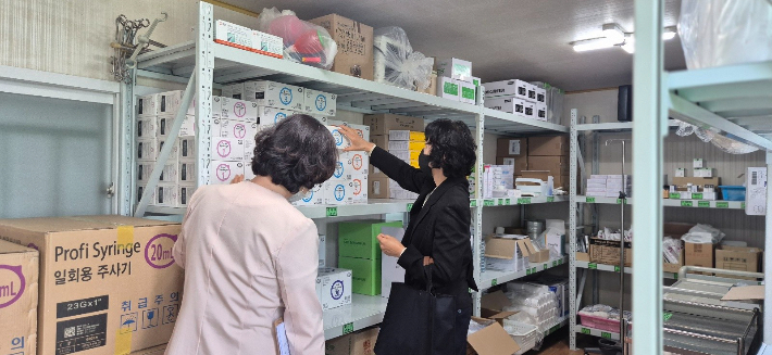 지역 내 의약품 도매상 및 의료기기 판매업체를 대상으로 매점매석 행위에 대한 점검을 하고 있다. 포항시 제공