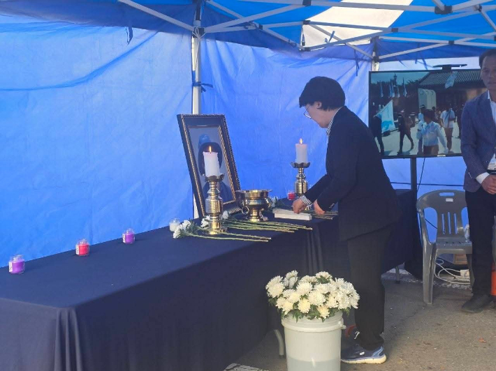 권향엽 의원이 광양 중마동에 마련된 시민 활동가 A씨 추모 분향소를 찾아 국화를 올리고 있다. 권향엽 의원 페이스북 캡처