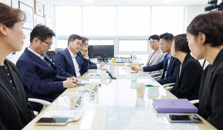 김동연 경기지사(왼쪽 세번째)는 27일 안양시 관양동 행정복지센터를 찾아 '고유가 피해지원금' 접수 상황을 직접 점검했다. 사진은 점검 뒤 실무자들과 논의하는 모습. 경기도 제공