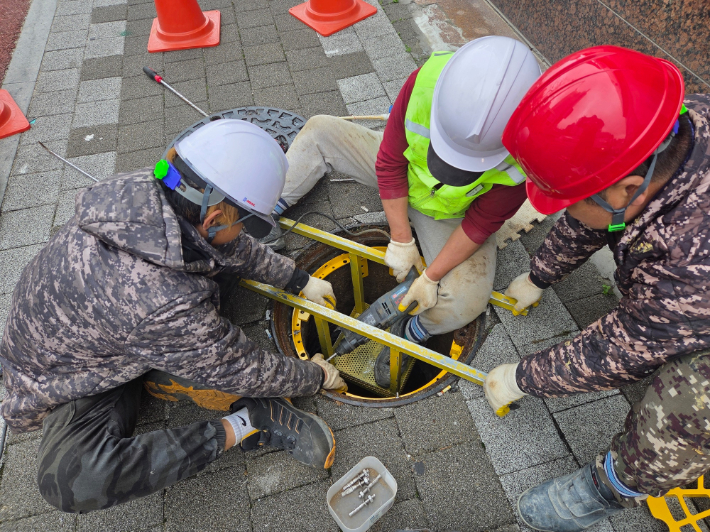 맨홀 추락 방지시설을 설치하고 있는 모습. 광주 남구 제공