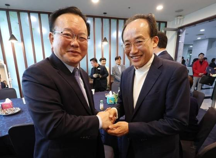 김부겸 더불어민주당 대구시장 후보와 추경호 국민의힘 대구시장 후보. 연합뉴스