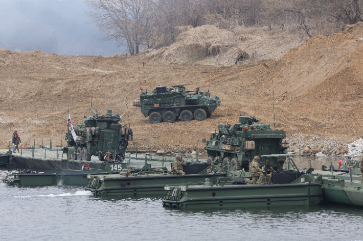 임진강 건너는 스트라이커 장갑차. 연합뉴스