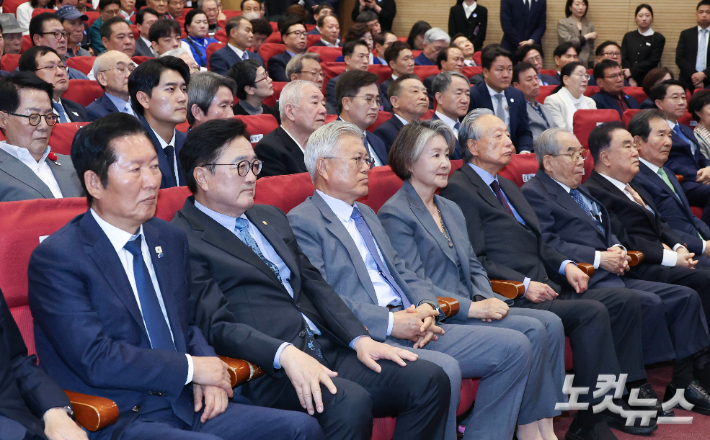 27일 서울 여의도 국회 의원회관에서 열린 4.27 판문점 선언 8주년 기념식에서 문재인 전 대통령 내외와 우원식 국회의장을 비롯한 참석자들이 홍익표 대통령비서실 정무수석이 대독한 이재명 대통령 축사를 듣고 있다. 윤창원 기자