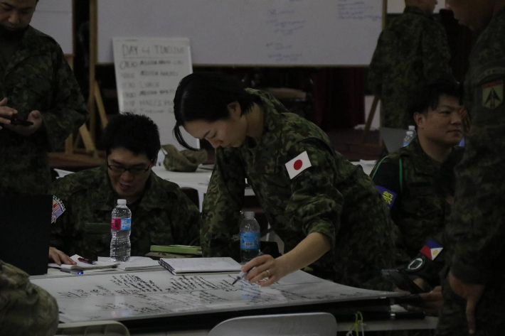 필리핀 루손섬에서 실시된 '2026 살라크닙 1차 훈련' (4월6일~17일)에 참가해 임무 계획서를 작성 중인 일본 자위대 군인들. 이 훈련을 계기로 2차 대전 종전 이후 80여 년 만에 일본 전투 병력이 필리핀에 다시 들어왔다. 필리핀 육군 홈페이지 캡처