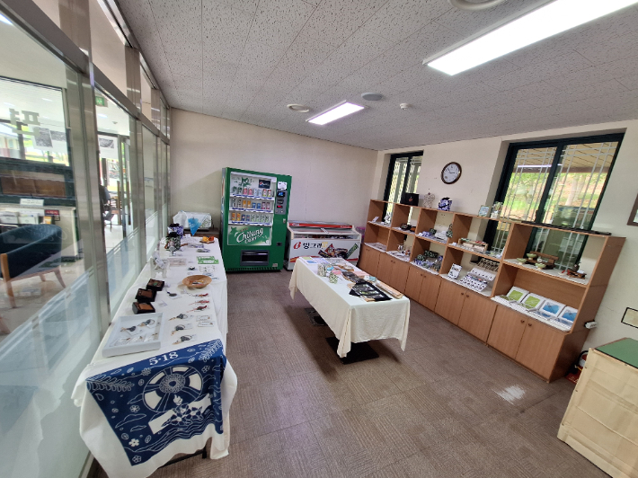 5·18민주유공자유족회(유족회)는 4월 20일부터 오는 5월 31일까지 국립5·18민주묘지 내 매점에서 오월 기념품 팝업 운영을 재개한다. 유족회 제공