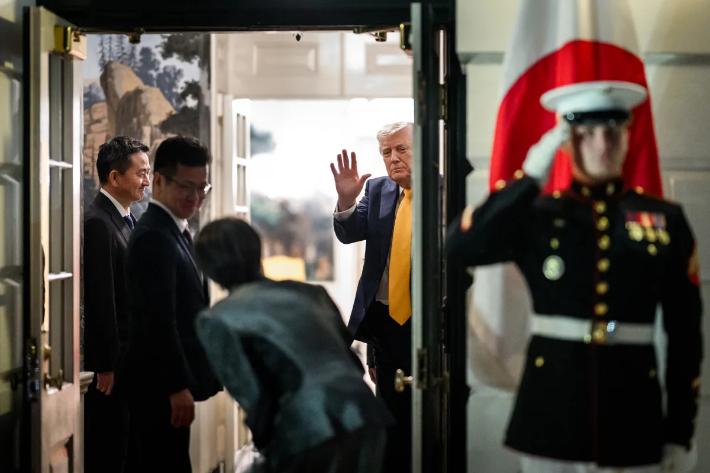 도널드 트럼프 미국 대통령이 지난 3월 19일 백악관에서 다카이치 고이케 일본 총리를 배웅하는 모습. 미일 정상회담 환영 만찬을 마치고 떠나는 다카이치 총리가 트럼프 대통령에게 허리를 숙여 인사를 하고 있다. 백악관 홈페이지 캡처