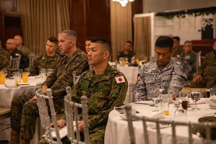 지난 4월 20일 '2026 발리카탄 훈련'의 일환으로 필리핀 케손 시티의 캠프 에밀리오 아귀날도(Camp General Emilio Aguinaldo)에서 열린 고위지휘관 세미나. 가운데가 일본 육상자위대 수륙기동단 사령관 토시카츠 무샤(Toshikatsu Musha) 육군 소장이다. 미국 국방부 영상정보배포처(dvids) 사이트 캡처