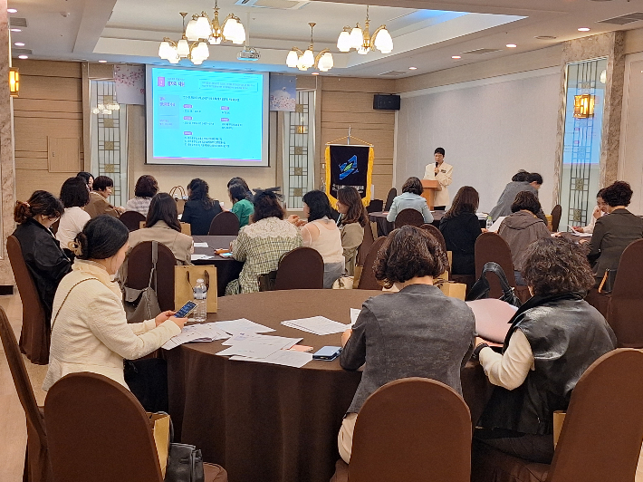 경북여성기업인협의회 경주지회가 4월 월례회를 열고 중소기업 지원사업과 기업 경영 실무 정보를 공유하고 있다. 경주시 제공