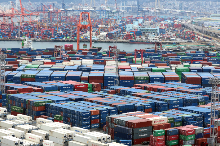 컨테이너 쌓여있는 부산항 신선대, 감만부두. 연합뉴스