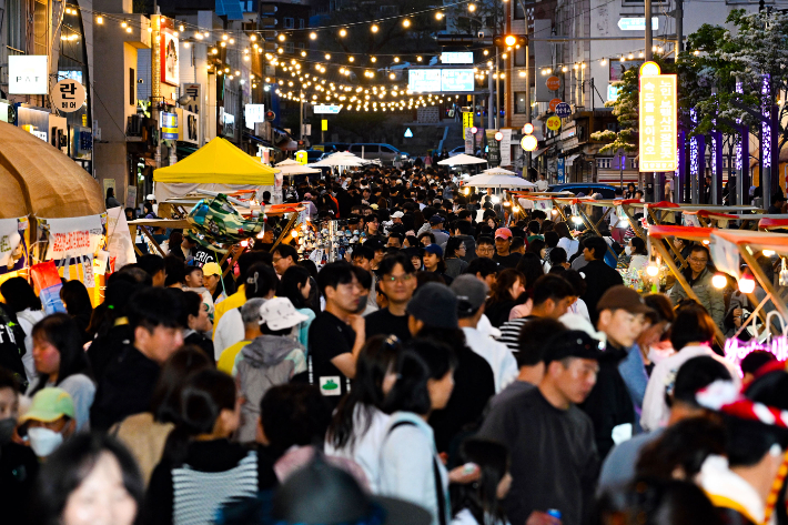 2026 밀양국가유산 야행에 모인 시민들 모습. 밀양시 제공