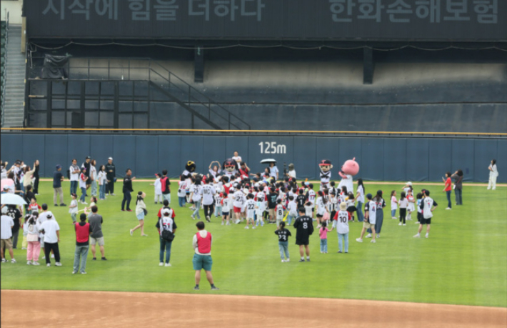 지난해 5월 LG 트윈스가 개최한 사생대회 때 어린이들이 그라운드에서 뛰노는 모습. LG 제공