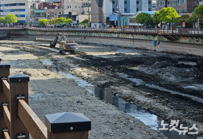 해수도수 관로 보수 공사로 바닷물 유입이 막히면서 동천 바닥이 드러나 있는 모습. 김혜민 기자 