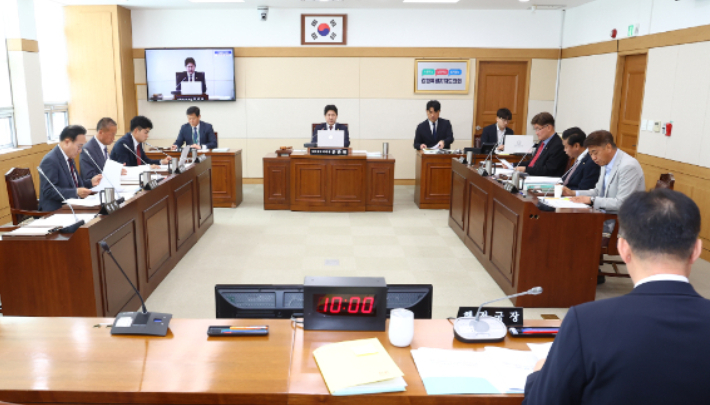 27일 강원특별자치도의회 기획행정위원회는 제345회 임시회 제1차 회의에서 강원특별자치도 시·군의회 의원정수 및 선거구 등에 관한 조례 일부개정조례안 을 수정가결했다.