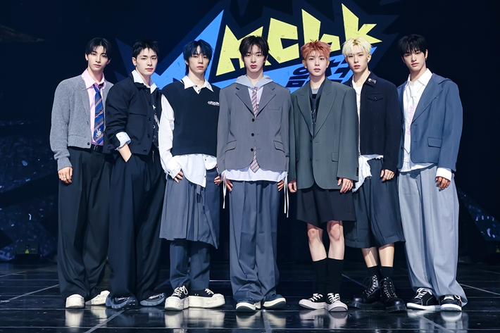 그룹 넥스지가 27일 오후 2시 서울 용산구 블루스퀘어 우리WON뱅킹홀에서 두 번째 싱글 '음츠크' 쇼케이스를 열었다. JYP엔터테인먼트 제공 