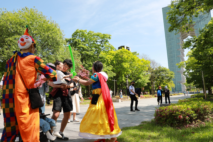 지난해 어린이날 경주엑스포대공원을 찾은 가족들이 즐거운 시간을 보내고 있다. 경북문화관광공사 제공