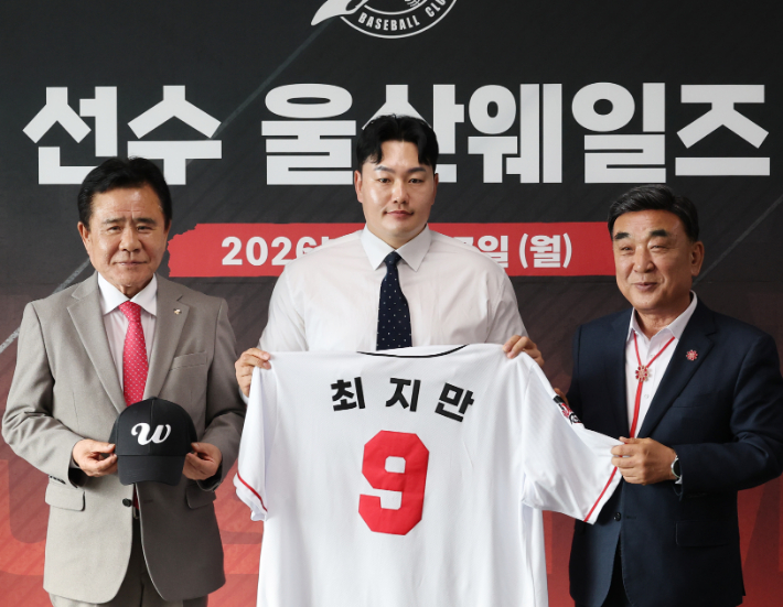 미국 프로야구 메이저리그(MLB)에서 뛰었던 최지만(사진 가운데)이 27일 문수야구장에서 열린 울산 웨일즈 입단식에 참석해 유니폼을 건네받고 김두겸 울산시장(사진 오른쪽), 구단주인 김철욱 울산시체육회장과 기념 촬영하고 있다. 연합뉴스