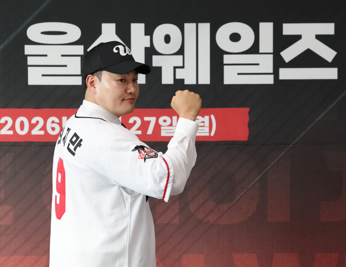 미국 프로야구 메이저리그(MLB)에서 뛰었던 최지만이 27일 문수야구장에서 열린 울산 웨일즈 입단식에 참석해 유니폼을 입고 포즈를 취하고 있다. 연합뉴스
