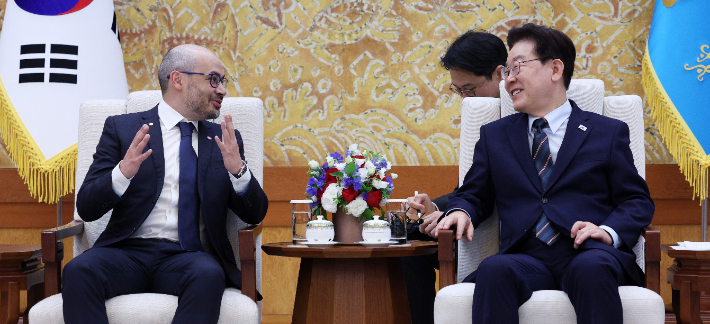 이재명 대통령이 27일 청와대에서 데미스 허사비스 구글 딥마인드 최고경영자(CEO)를 접견하고 있다. 연합뉴스