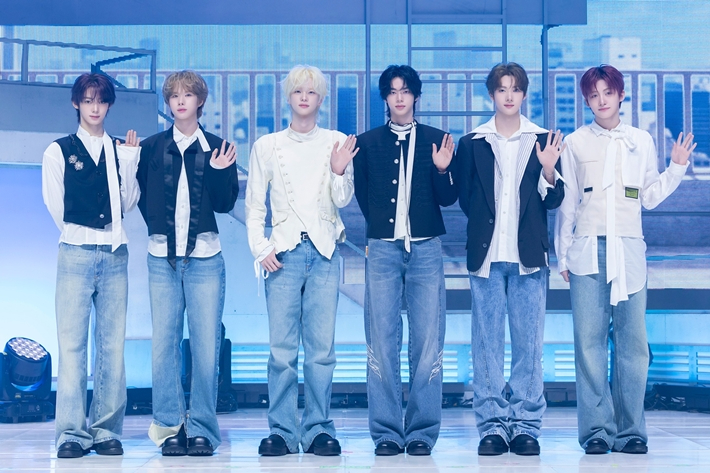 그룹 투어스가 27일 오후 4시 서울 광진구 예스24 라이브홀에서 미니 5집 '노 트래저디' 쇼케이스를 열었다. 플레디스 엔터테인먼트 제공