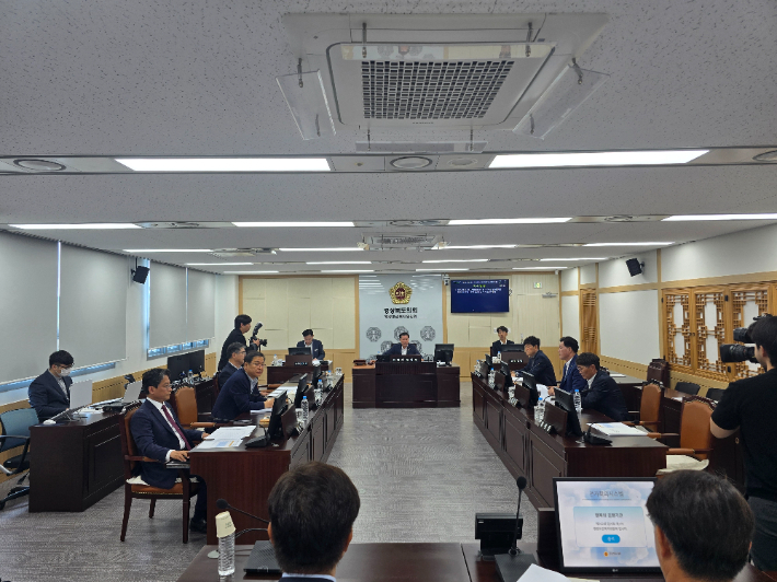 경북도의회 행정보건복지위원회. 경북도의회 제공