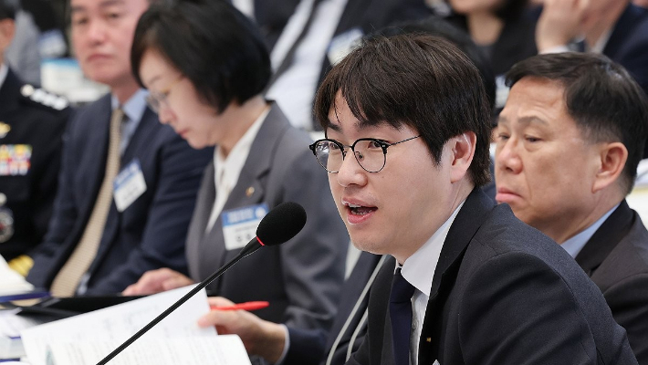 하정우 AI미래기획수석이 17일 청와대 영빈관에서 열린 공공기관 및 유관기관 업무보고에서 이재명 대통령 질문에 답하고 있다. 연합뉴스