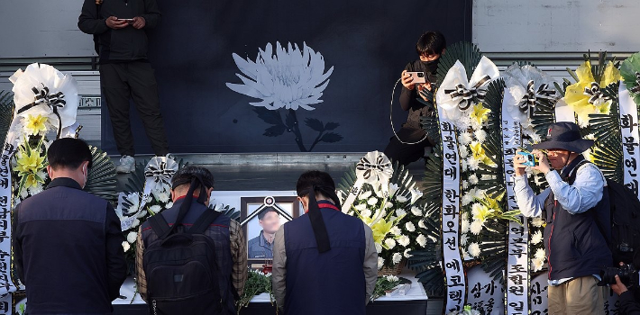 지난 21일 오후 경남 진주시 정촌면 BGF로지스 진주센터 일대에 마련된 화물연대 사망 조합원 임시 분향소에 조문 행렬이 이어지고 있다. 연합뉴스