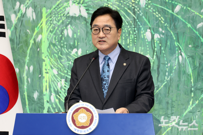 우원식 국회의장이 27일 서울 여의도 국회에서 개헌 관련 기자회견을 하고 있다. 윤창원 기자