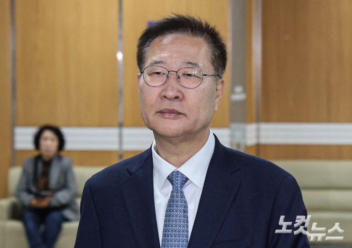 내란중요임무종사자 등 계엄 가담 의혹을 받는 박성재 전 법무부 장관이 서울 서초구 서울중앙지방법원에서 열린 공판에 출석하고 있다. 류영주 기자