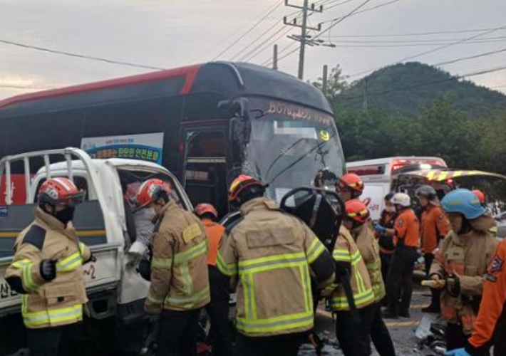 소방대원들이 충돌 사고 현장을 수습하고 있다. 전남소방본부 제공