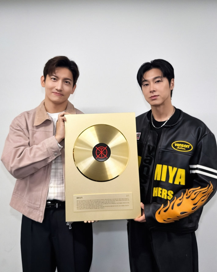 소속사 SM엔터테인먼트는 "세 번째 닛산 스타디움 공연을 성공적으로 개최한 동방신기에게 진심 어린 축하를 전합니다. 해외 아티스트 최초∙최다 공연이라는 뜻깊은 기록을 완성한 K팝의 레전드, SM의 자랑 동방신기의 눈부신 여정에 SM이 앞으로도 변함없는 동반자로 함께하겠습니다"라고 지난 26일 밝혔다. 동방신기 공식 트위터