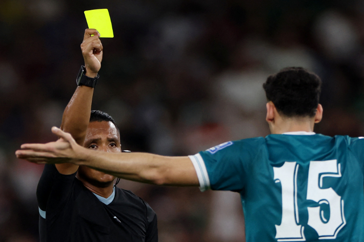 경고를 주는 심판. 연합뉴스