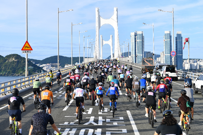 지난해 세븐브릿지 투어 모습.  부산시 제공