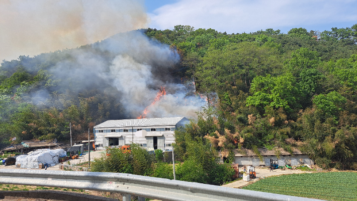 27일 오후 3시 10분쯤 경북 고령군 성산면의 한 야산에서 불이 났다. 경북소방본부 제공
