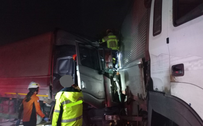 27일 오후 7시 22분쯤 경북 구미시 도개면 상주영천고속도로에서 25t 트레일러가 앞서가던 8t 트럭을 추돌했다. 경북소방본부 제공