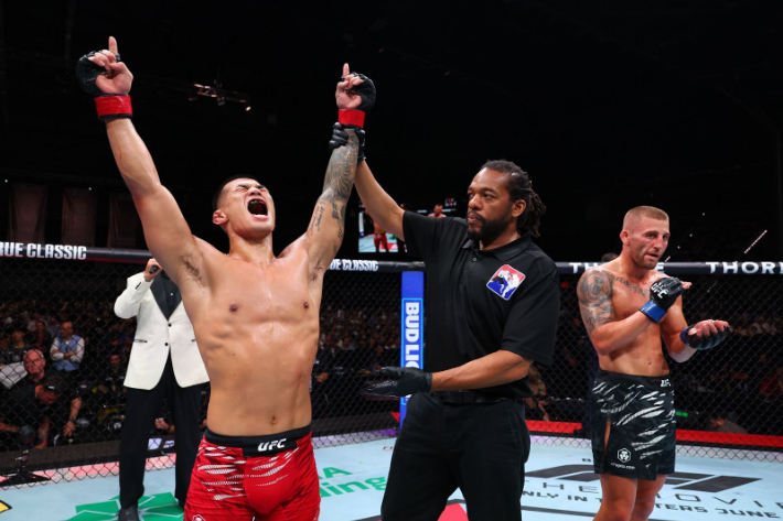 고석현(사진 맨 왼쪽)이 UFC 데뷔전에서 오반 엘리엇에게 승리한 후 기뻐하고 있다. UFC 제공