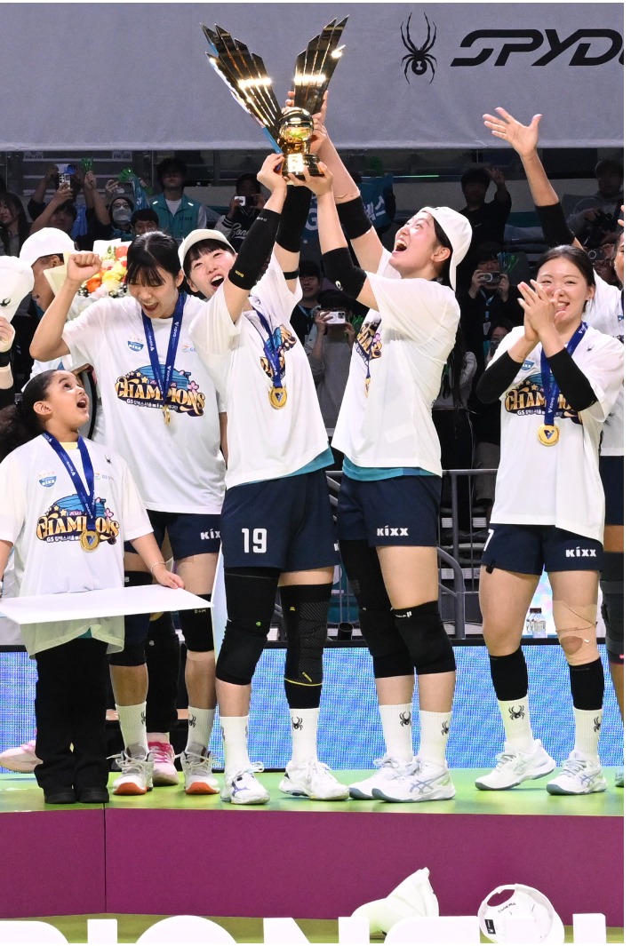 2025-26 V리그 여자부 챔피언 결정전에서 GS칼텍스가 우승을 이룬 뒤 주장 유서연과 권민지가 우승 트로피를 들고 기뻐하는 모습. KOVO 