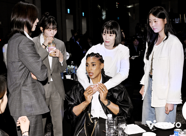 지난 13일 V리그 시상식에서 GS칼텍스 선수들이 모여 담소를 나누는 모습. KOVO 