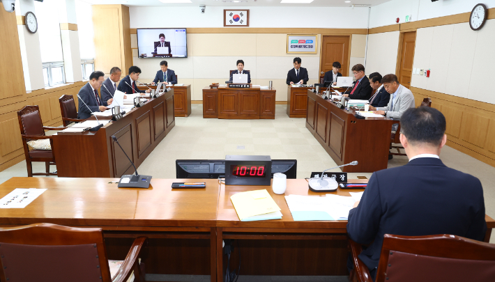 강원도의회 기획행정위원회는 지난 27일 제345회 임시회 제1차 회의를 열고 '강원특별자치도 시·군의회 의원정수 및 선거구 등에 관한 조례 일부개정조례안'을 수정 가결했다. 도의회 제공