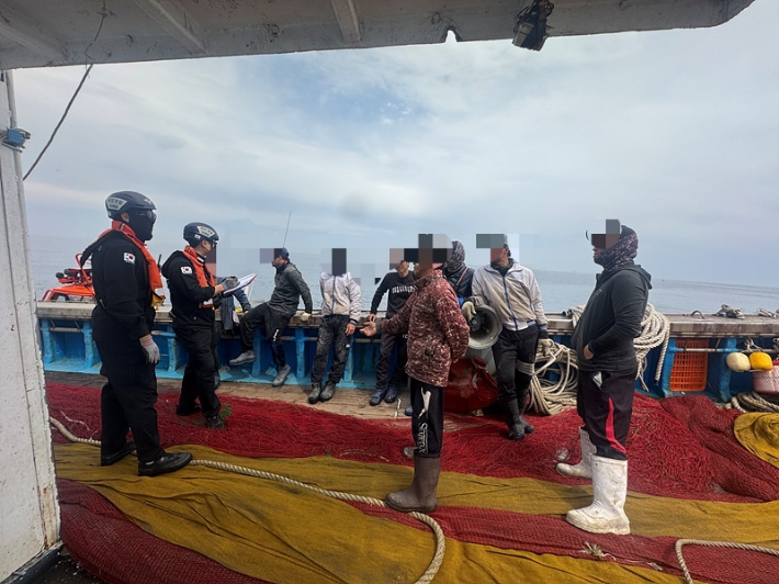 해경의 검문 모습. 군산해양경찰서 제공