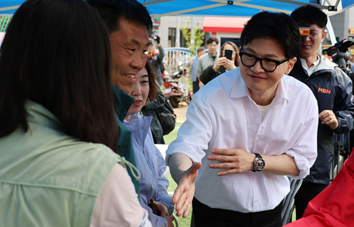 한동훈 전 국민의힘 대표가 26일 부산 구포초에서 열린 동문회 운동회에서 주민에게 인사를 하고 있다. 연합뉴스