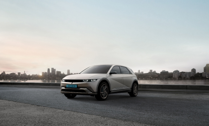 현대차그룹은 28일 현대자동차와 현대캐피탈이 함께 올해 상반기 중 보증기간이 만료된 아이오닉 5 법인택시를 대상으로 전기차 배터리 구독 서비스 실증사업을 추진한다고 밝혔다. 현대차그룹 제공 