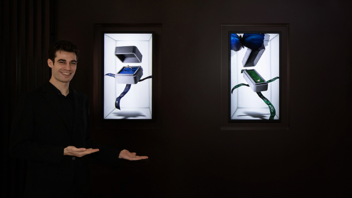 삼성전자 모델이 무안경 3D 디스플레이 32형 '스페이셜 사이니지' 신제품을 소개하고 있다. 삼성전자 제공