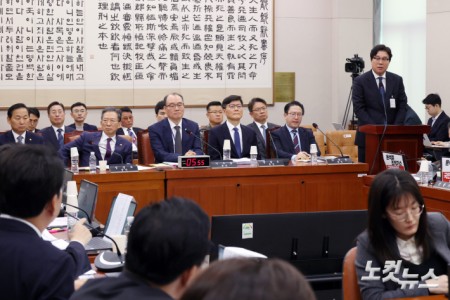 28일 서울 여의도 국회에서 열린 윤석열정권정치검찰조작기소의혹사건진상규명국정조사특별위원회 전체회의에서 김성태 쌍방울 전 회장이 증인으로 출석해 의원 질의에 답변을 하고 있다.,