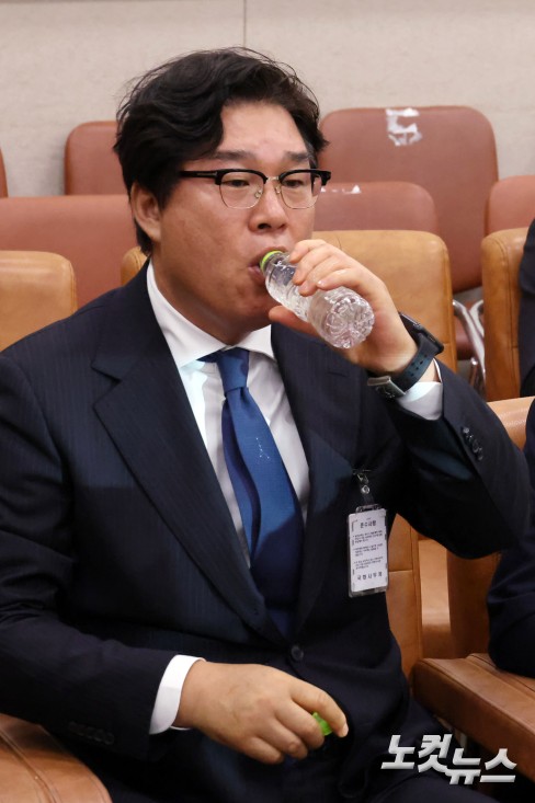 28일 서울 여의도 국회에서 열린 윤석열정권정치검찰조작기소의혹사건진상규명국정조사특별위원회 전체회의에서 김성태 쌍방울 전 회장이 증인으로 출석해 물을 마시고 있다.